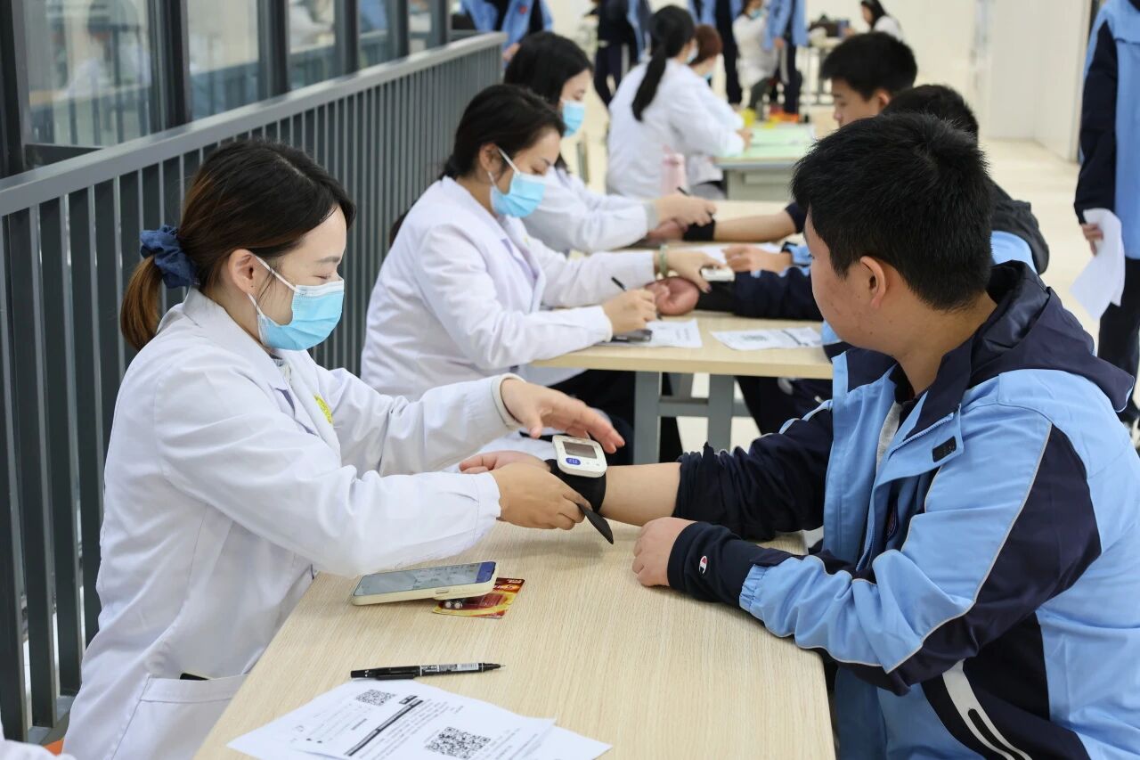 以检护航，守护成长——我校圆满完成2025年度学生健康体检与视力筛查工作